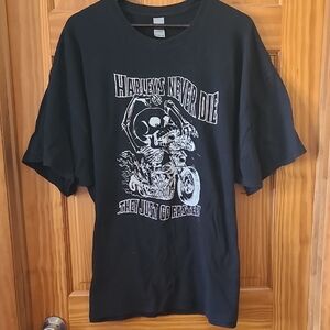 Gildan Black Graphic Tee with Skull Design